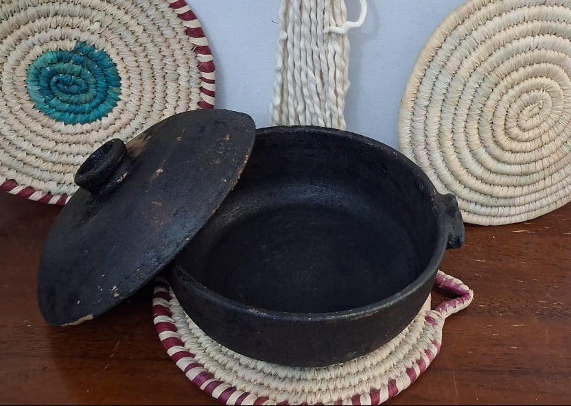 black cooking pots